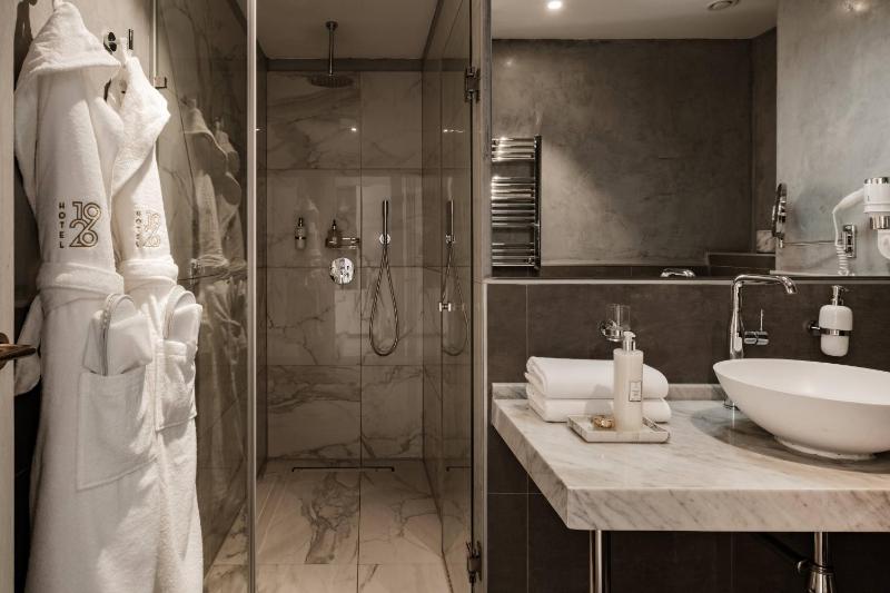 Premium Suite with Sea View image 3