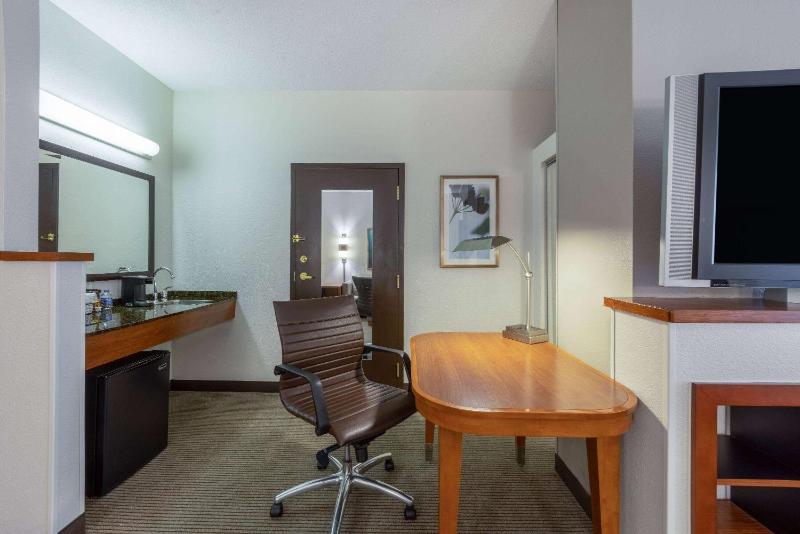 Accessible King Junior Suite with Bathtub with Grab Bars - Non-Smoking image 3