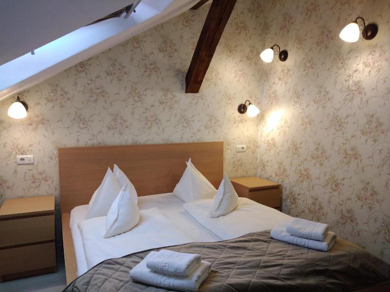 Double Room image 3