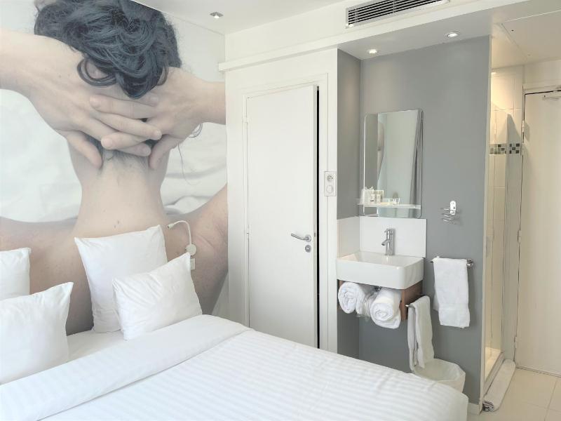 White Double Room image 2