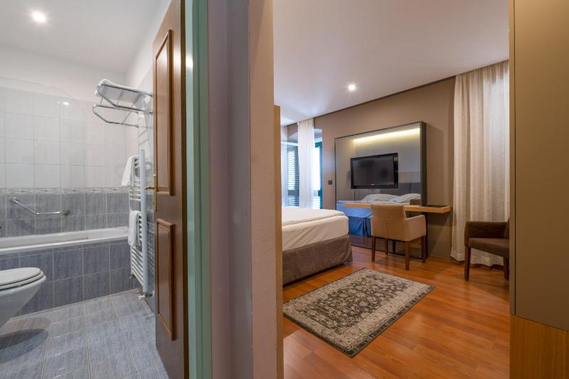 Double Room with Sea View image 3