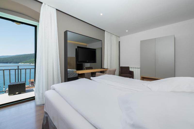 Double Room with Sea View image 4