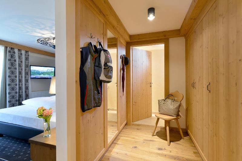 Superior Double Room with Balcony image 3
