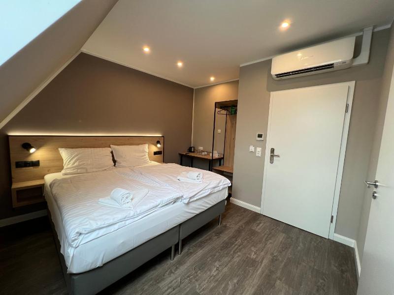 Standard Double Room image 4