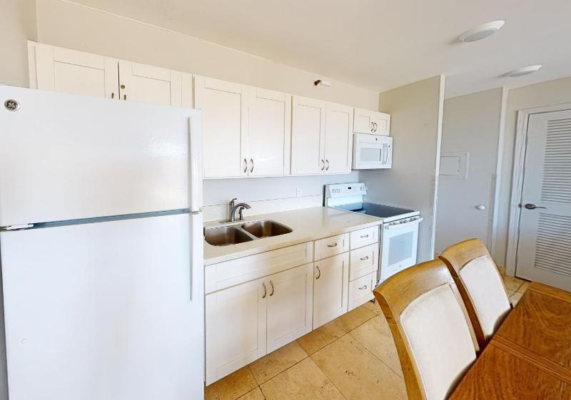 Sleek & Modern 32nd Floor Condo at the Waikiki Banyan - Free parking! - image 10