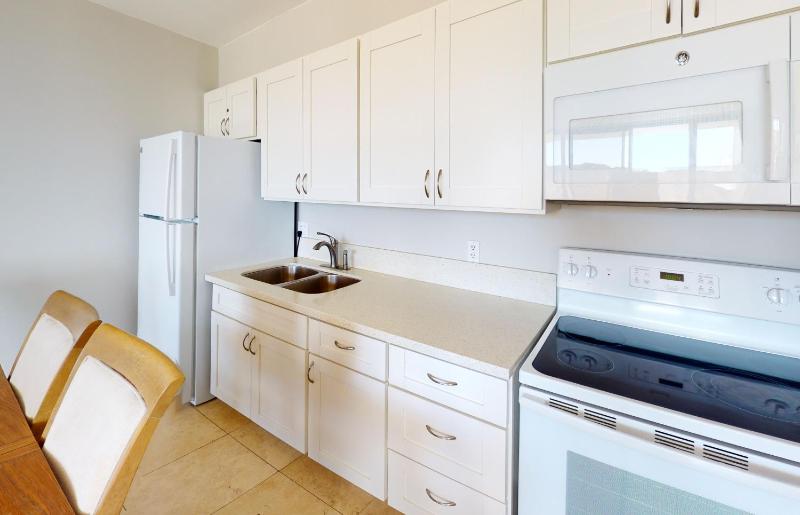 Sleek & Modern 32nd Floor Condo at the Waikiki Banyan - Free parking! - image 5