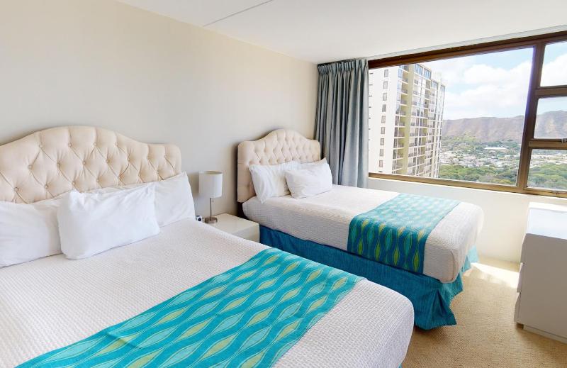 Sleek & Modern 32nd Floor Condo at the Waikiki Banyan - Free parking! - image 15