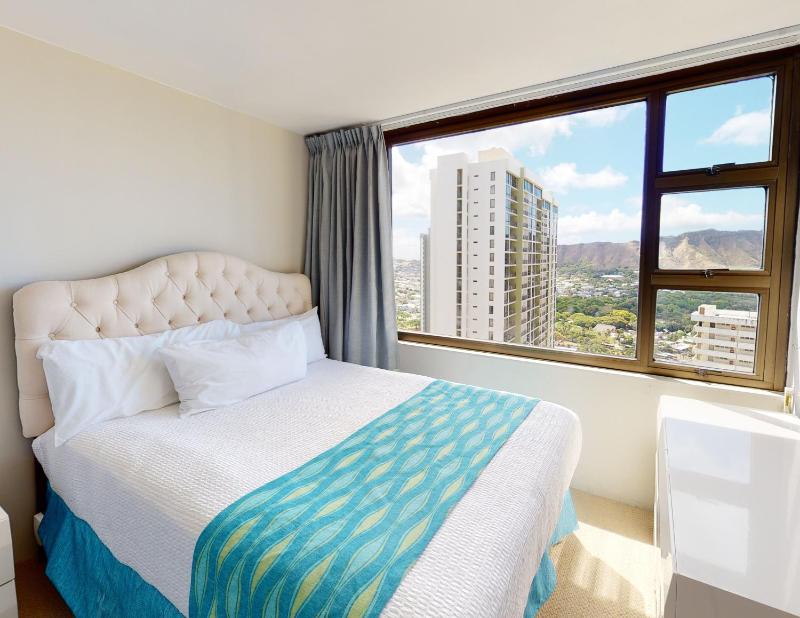 Sleek & Modern 32nd Floor Condo at the Waikiki Banyan - Free parking! - image 13