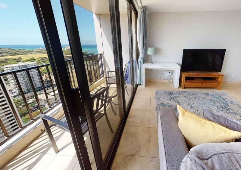 Sleek & Modern 32nd Floor Condo at the Waikiki Banyan - Free parking! - image 14