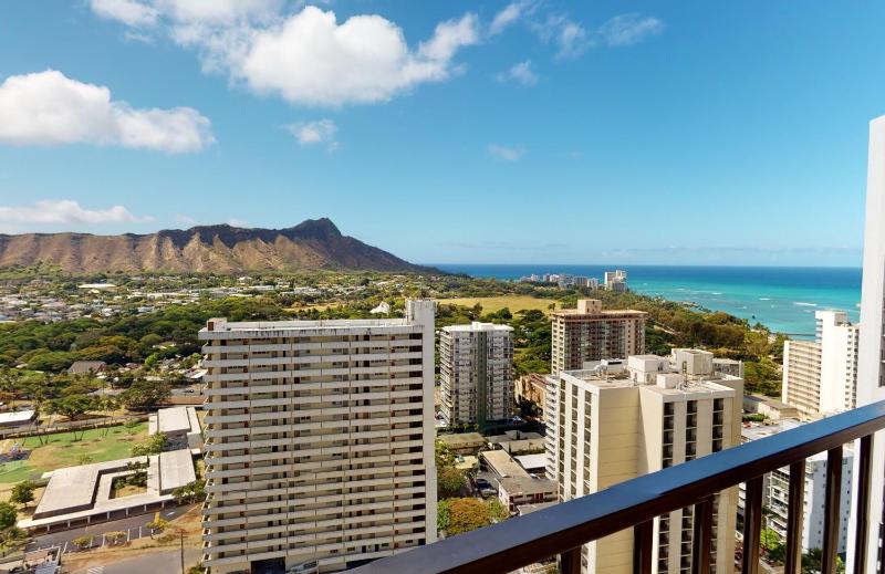 Sleek & Modern 32nd Floor Condo at the Waikiki Banyan - Free parking! - image 11