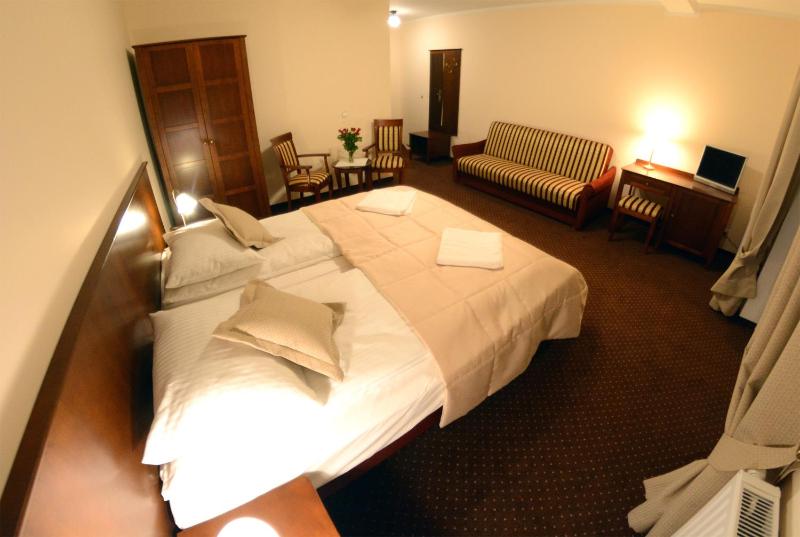 Quadruple Room with Balcony image 2