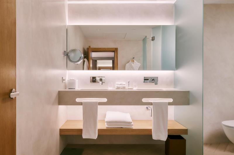 Deluxe Room image 3