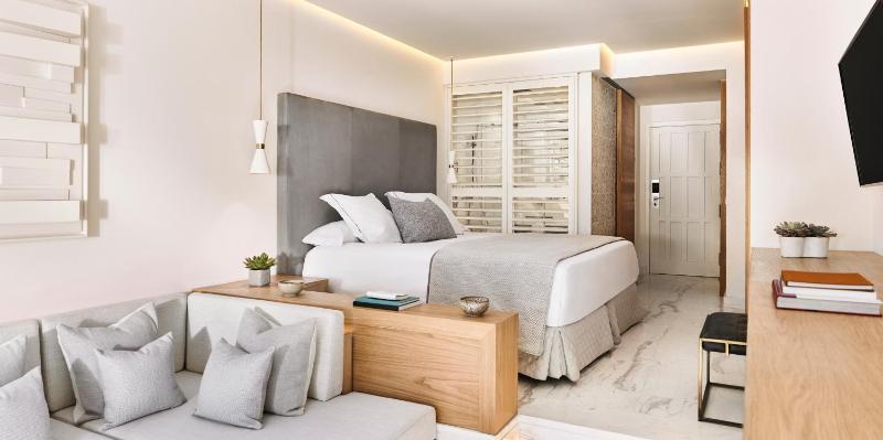 Deluxe Double or Twin Room image 2