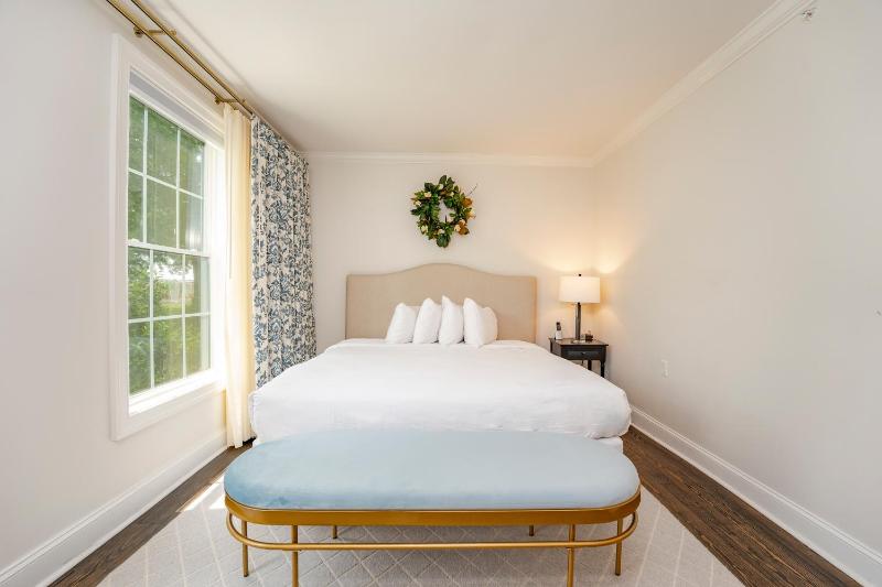 Standard King Room image 3