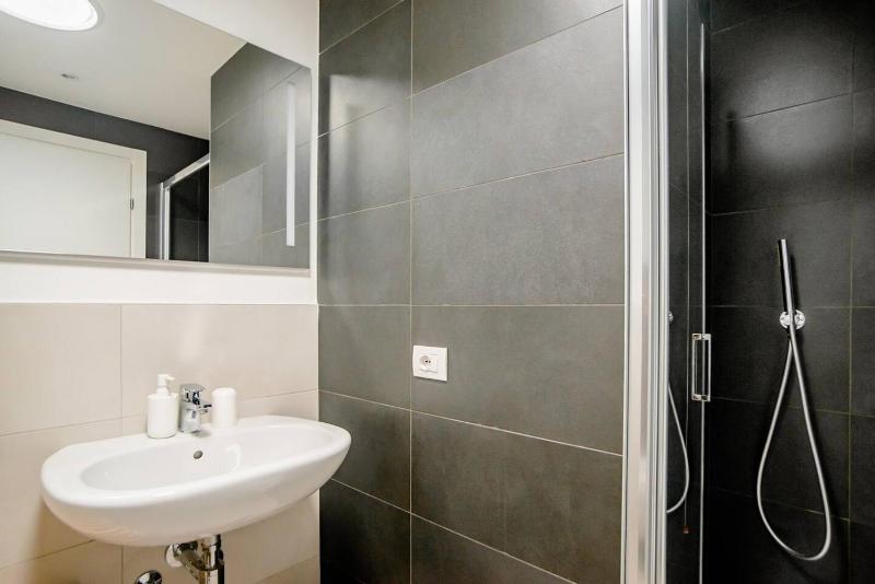 Guesthouse Tree Rooms Modern - image 6