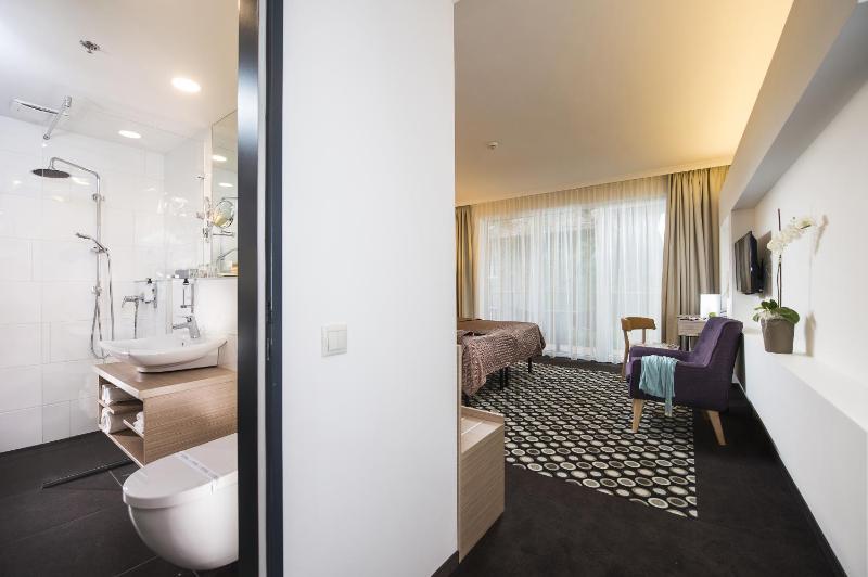 Deluxe Double or Twin Room with Balcony image 2