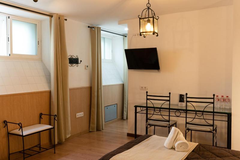 Economy Double Room with Private Bathroom image 1