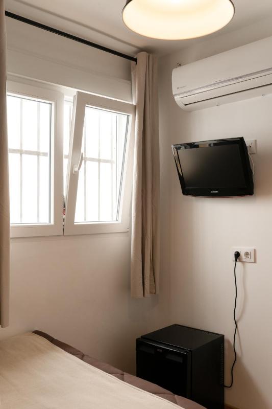 Budget Single Room with Private Bathroom image 2
