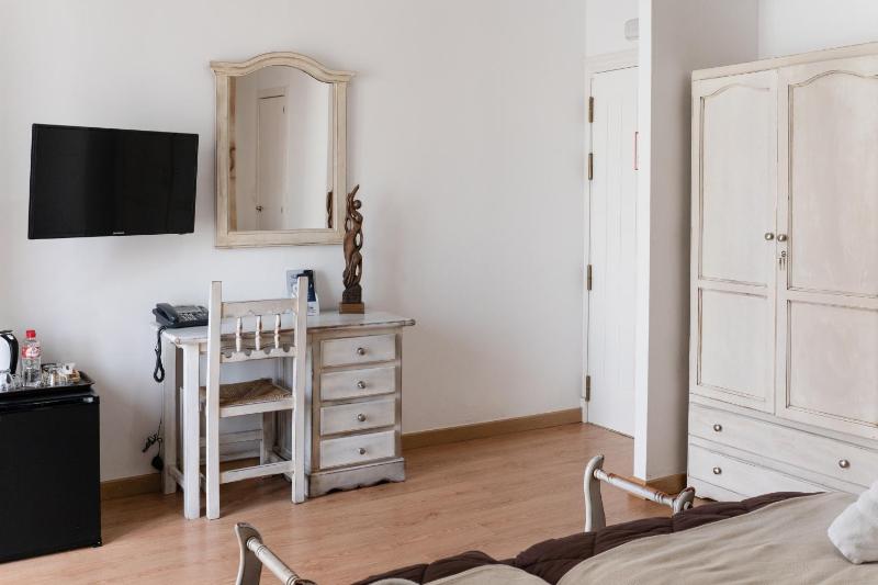 Standard Double Room image 4