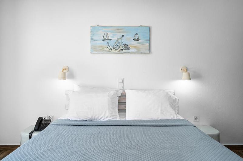 Deluxe Double Room with Street View image 4