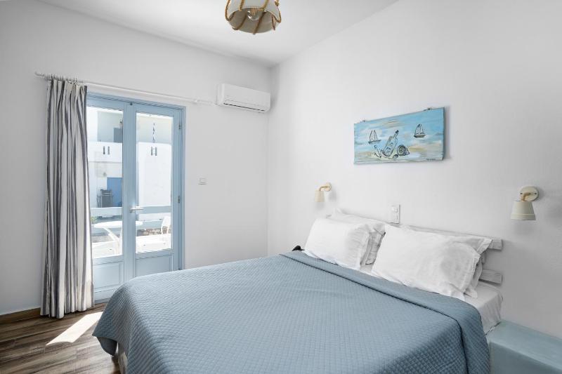 Deluxe Double Room with Street View image 1