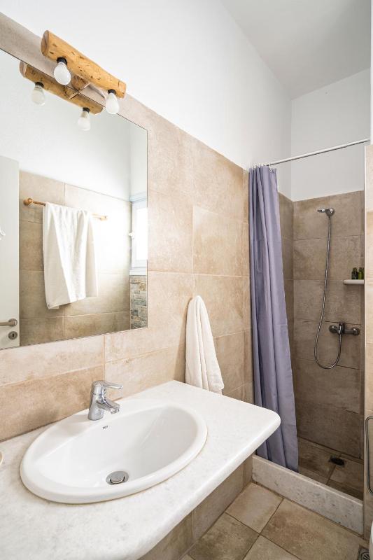 Deluxe Double Room with Street View image 3