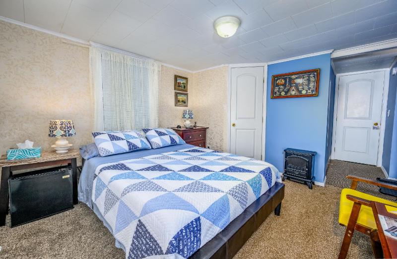 Standard Queen Room image 4