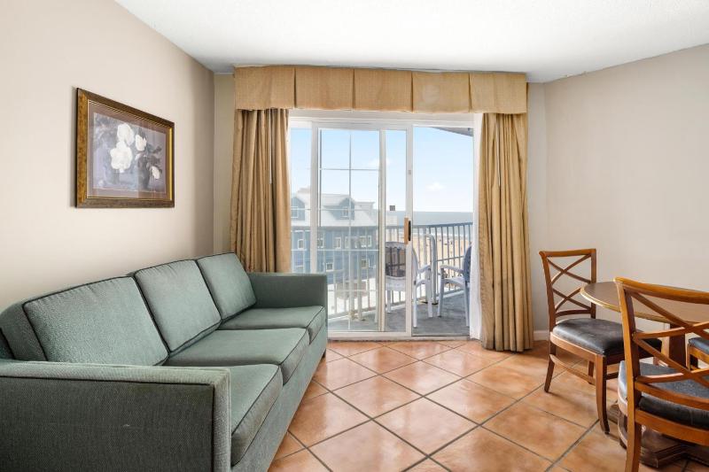 King Room with 2 King Beds & Sleep Sofa - Partial Ocean View image 3