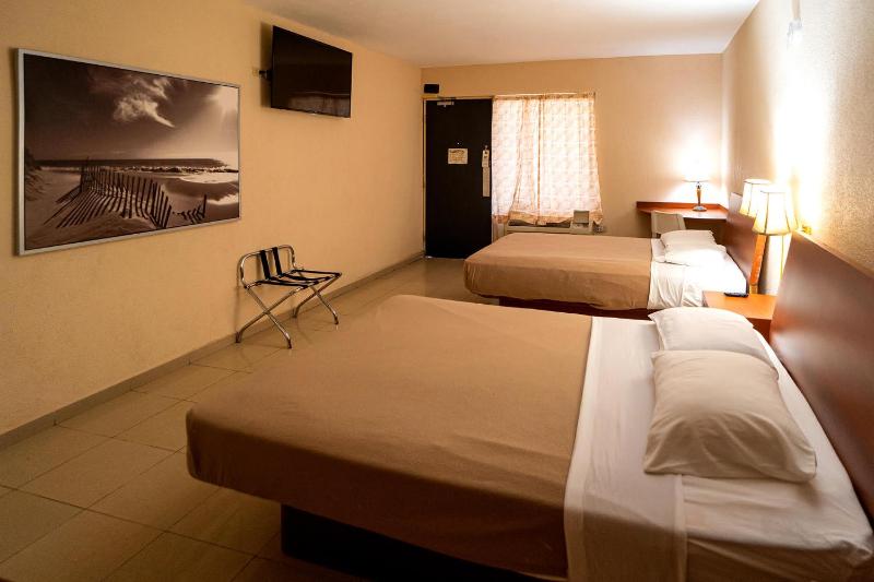 Superior Queen Room with Two Queen Beds image 3
