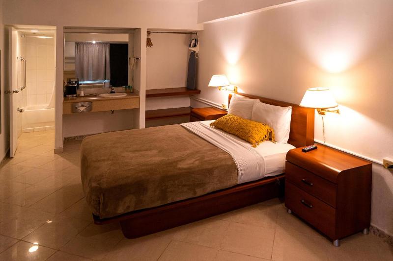 Standard Queen Room image 4