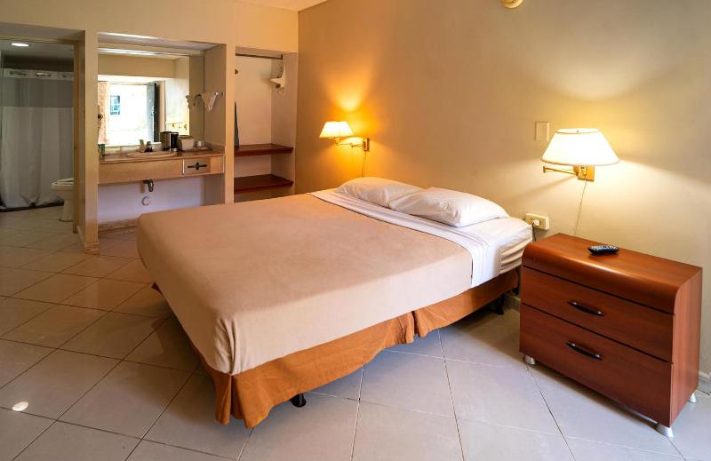 Standard Queen Room image 1