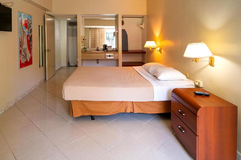 Standard Queen Room image 3