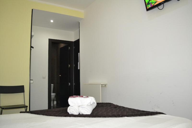 Double Room with City View image 3