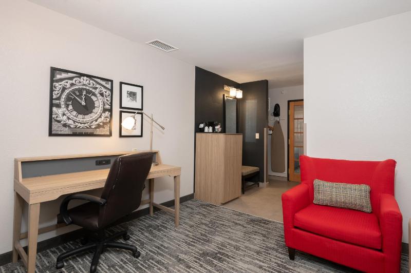 One-Bedroom King Suite with Sofa Bed image 3