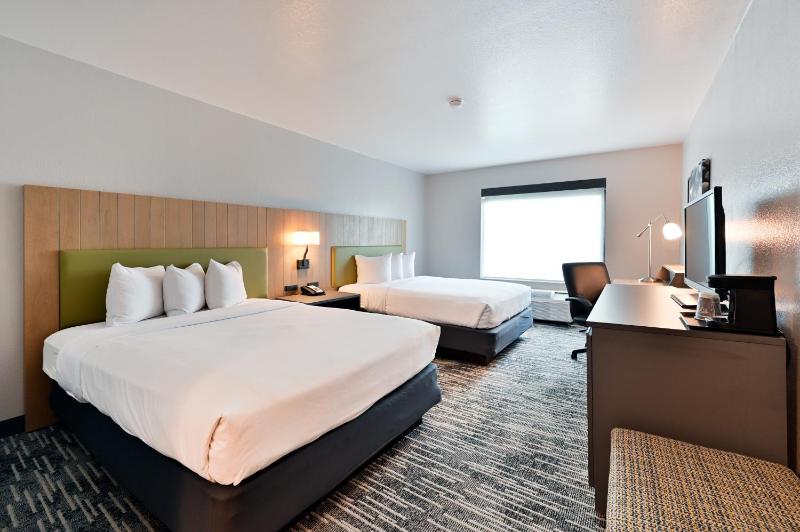 Queen Room with Two Queen Beds image 1