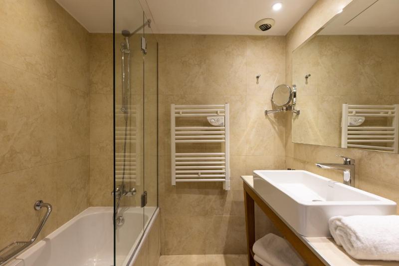 Classic Double Room with City View image 4