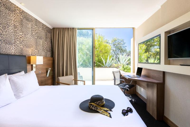 Double Room with Garden View - Disability Access image 3