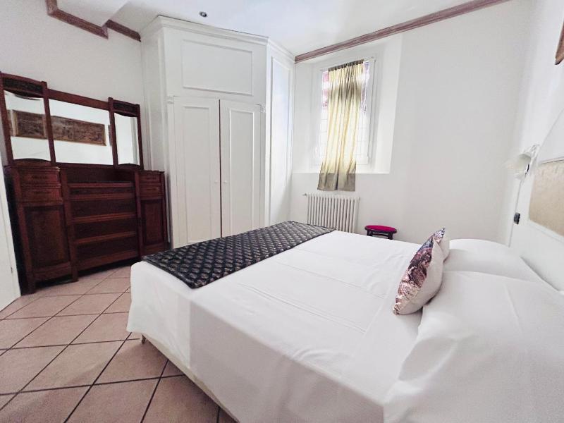 One-Bedroom Apartment image 4