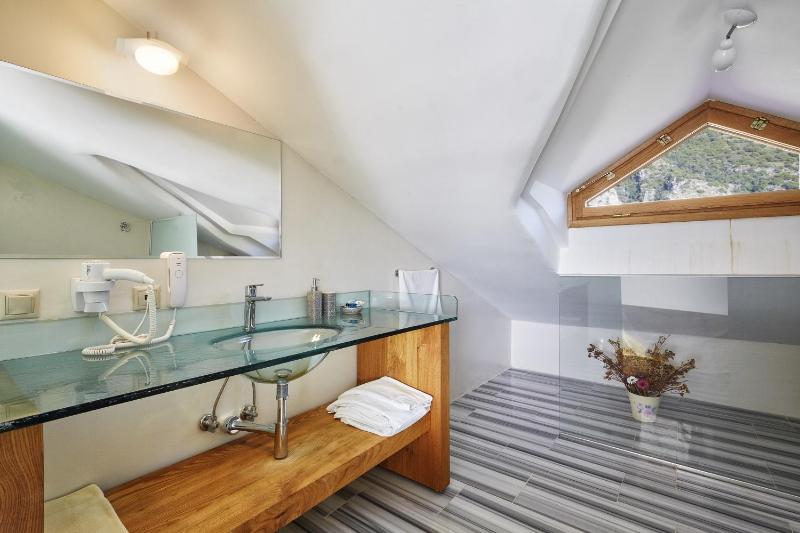 Superior Attic Room with Seaview & Tub  image 3