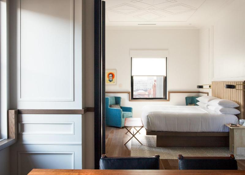 Signature Suite, 1 King image 1