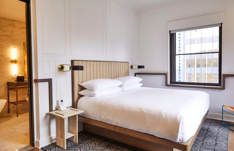 Signature Suite, 1 King image 4