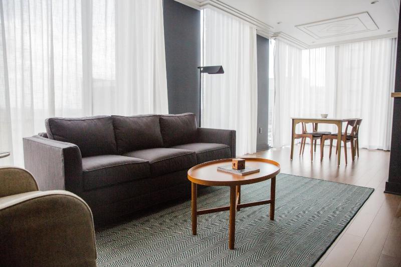 Designer Suite, 1 King image 3