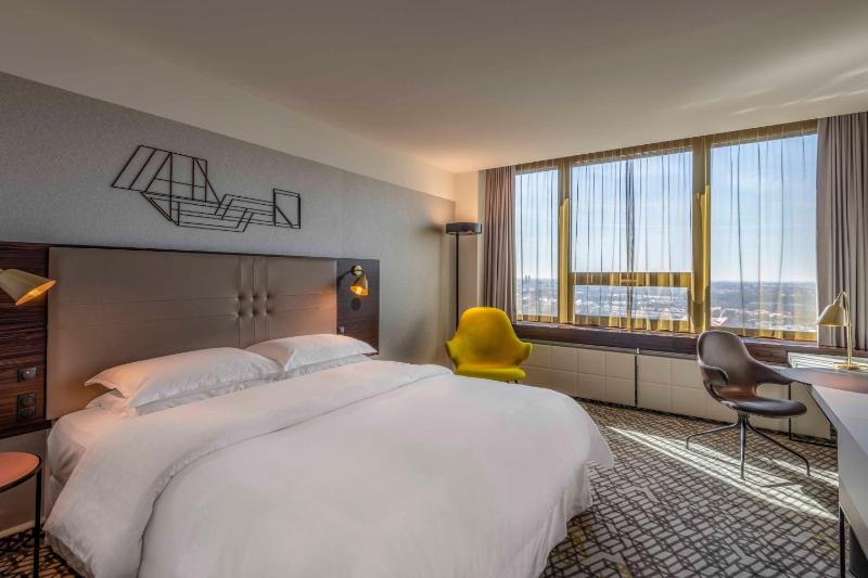 Superior King Room image 3