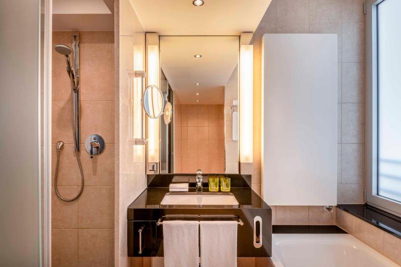 Executive Suite with King Size Bed image 4