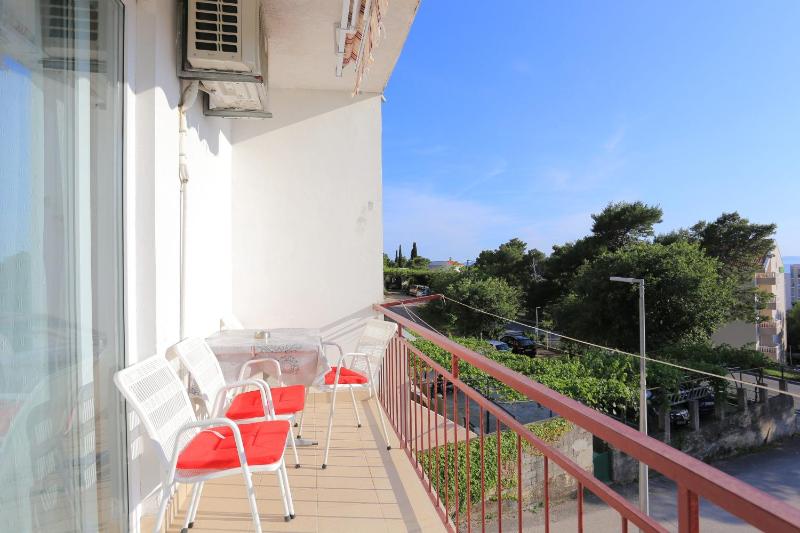 One-Bedroom Apartment with Balcony and Sea View image 4
