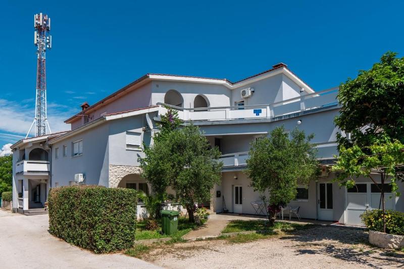 Apartments with parking space Vir - 21523 - image 1