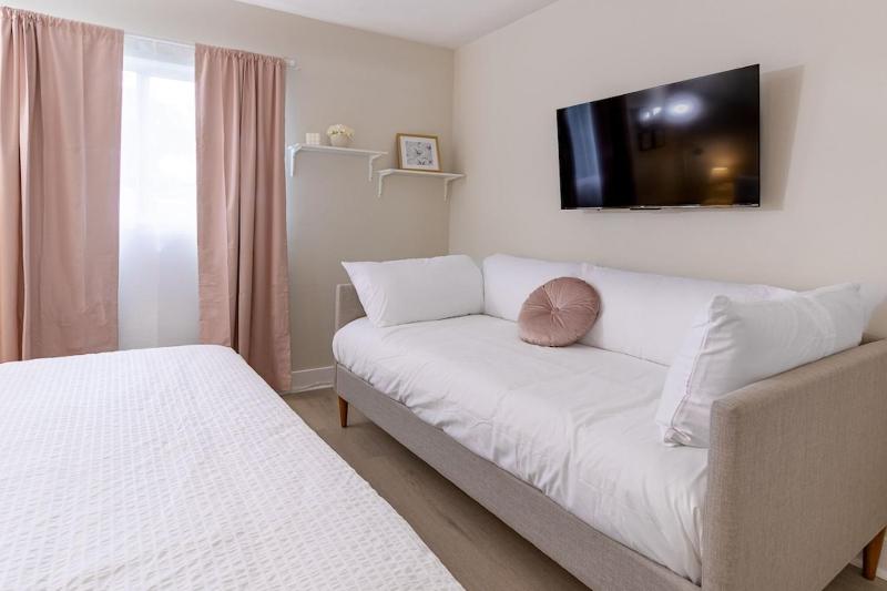 Oakland Oasis HEATED pool 2 King Beds Game Room BEACH 2.5 miles - image 16