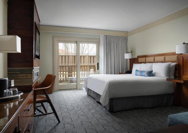 Premier King Room with Fireplace image 4