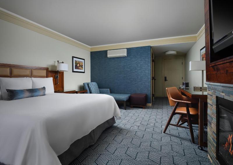 Deluxe King Room image 3