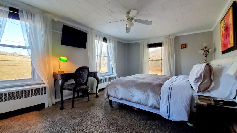 King Room with Mountain View image 2